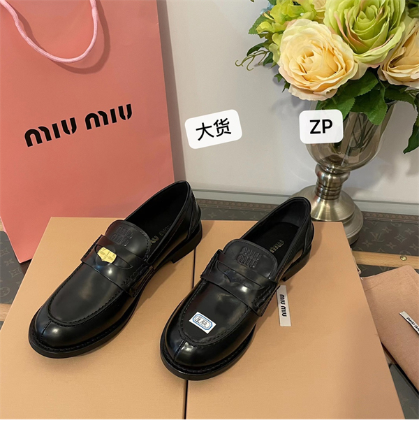 미우미우 브러쉬드 가죽 페니 로퍼 - 상세 이미지