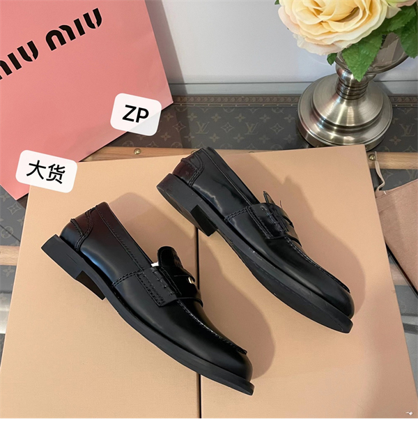 미우미우 브러쉬드 가죽 페니 로퍼 - 상세 이미지
