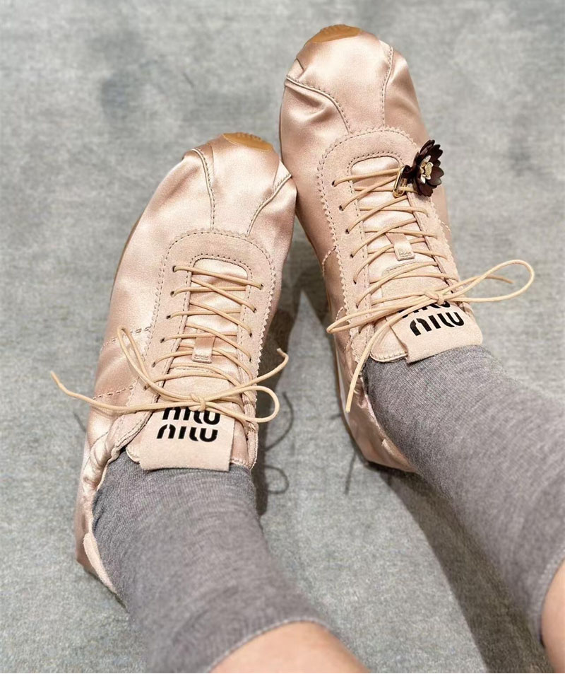 미우미우 플룸 새틴 스니커즈