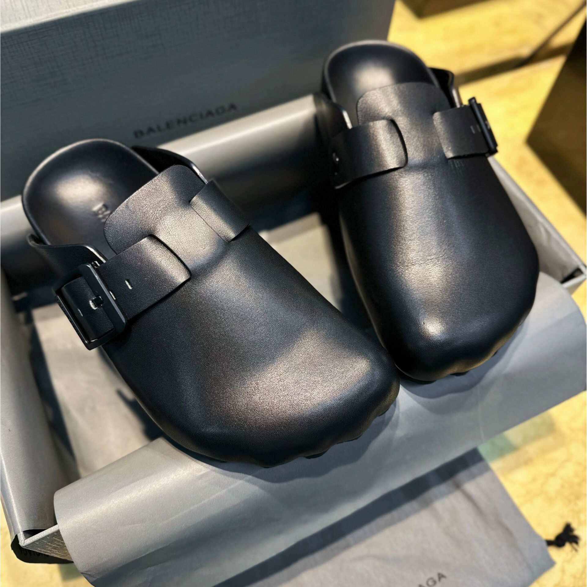 발렌시아가 블랙 매트 카프스킨 우먼 썬데이 뮬 “35SIZE – 40SIZE”