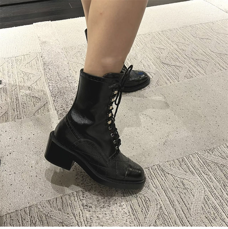 샤넬 23B 로고 레이스업 부츠 （터보）