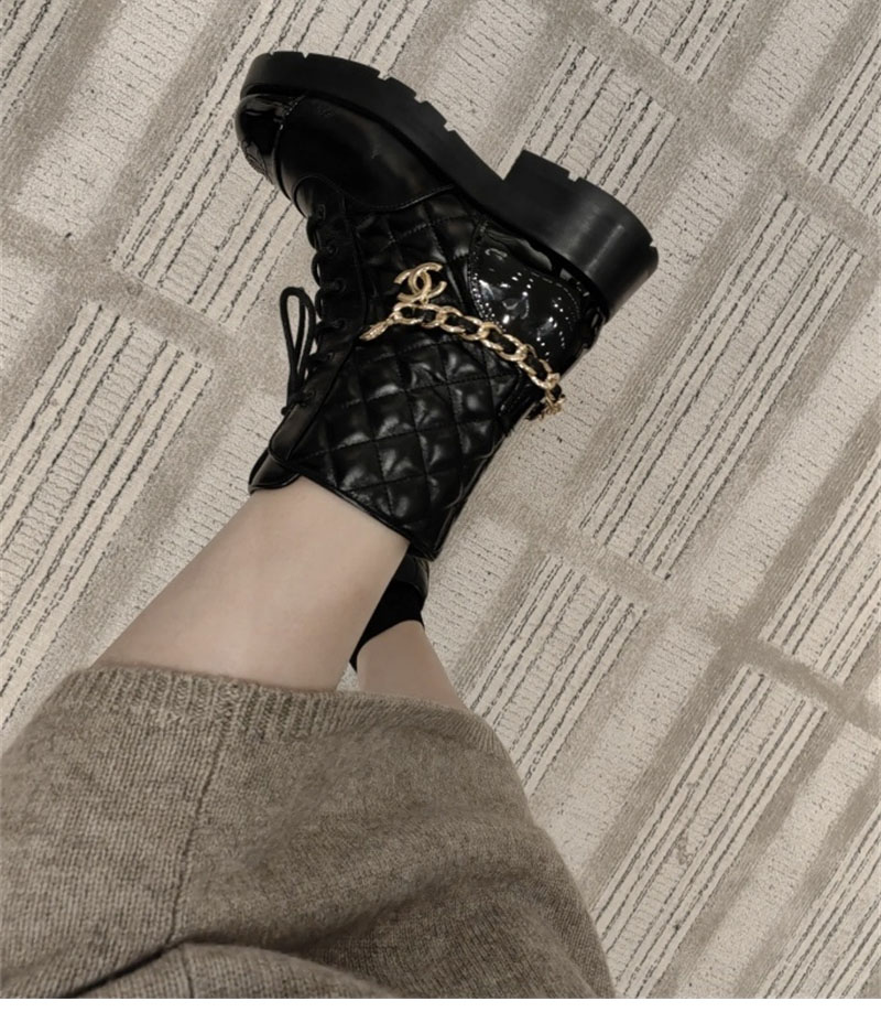 샤넬 샤넬 23b 체인 로고 퀼팅 레이스업 미들 부츠 레플리카 12번 이미지 - 신발 | 세미샵 레플리카 사이트