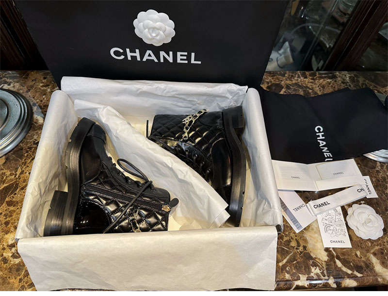 샤넬 샤넬 23b 체인 로고 퀼팅 레이스업 미들 부츠 레플리카 2번 이미지 - 신발 | 세미샵 레플리카 사이트