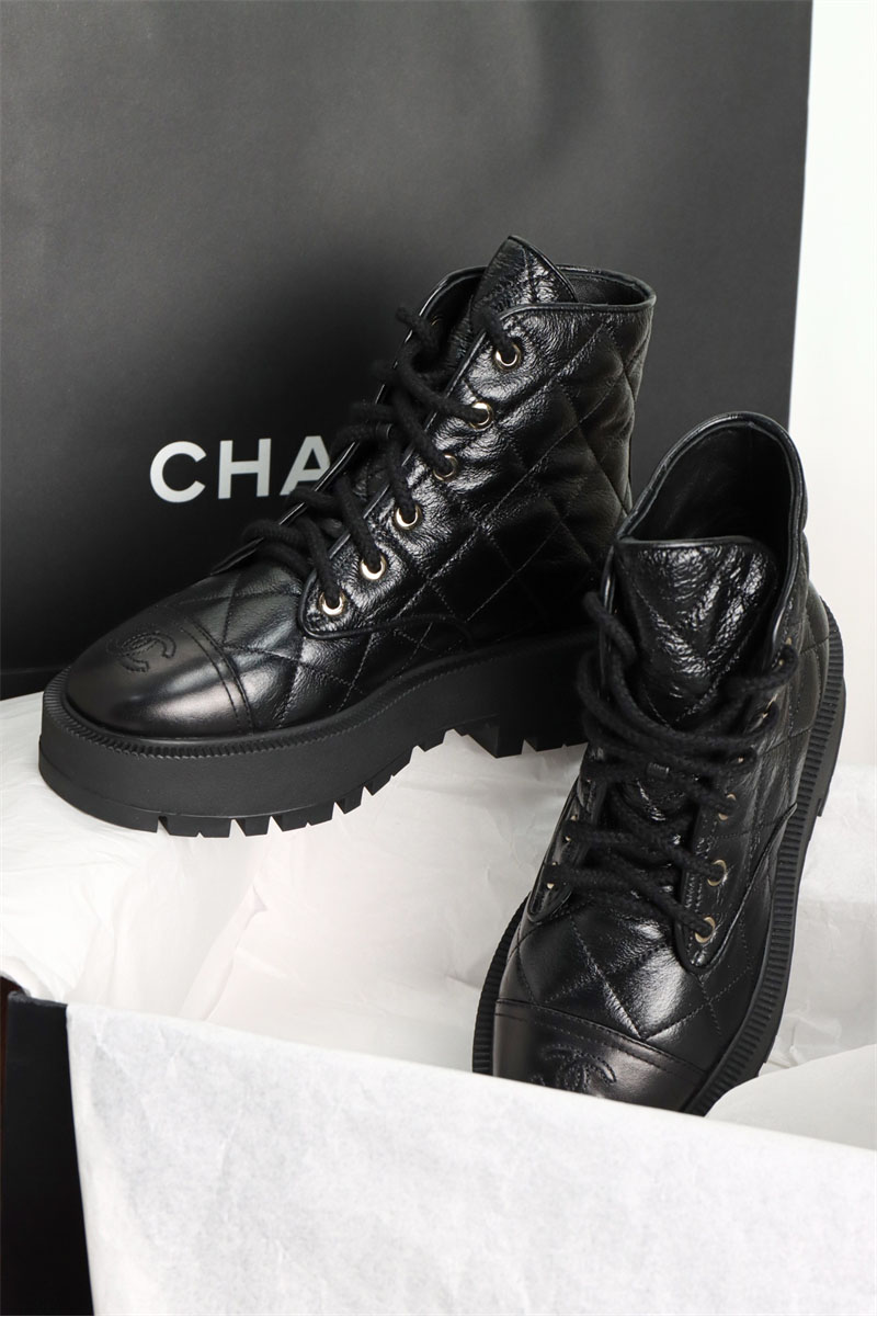 샤넬 샤넬 24A 퀼팅 레더 플랫폼 컴뱃 앵클 부츠 레플리카 13번 이미지 - 신발 | 세미샵 레플리카 사이트