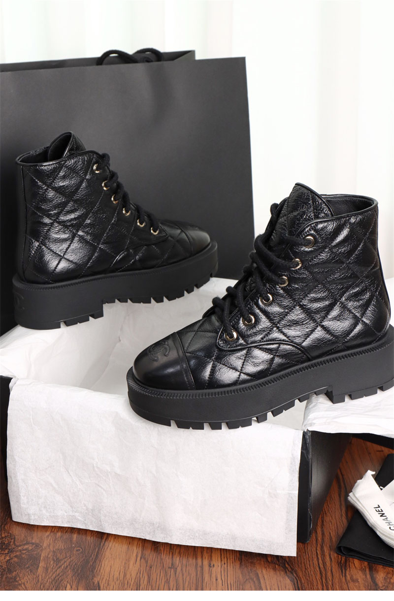 샤넬 샤넬 24A 퀼팅 레더 플랫폼 컴뱃 앵클 부츠 레플리카 7번 이미지 - 신발 | 세미샵 레플리카 사이트