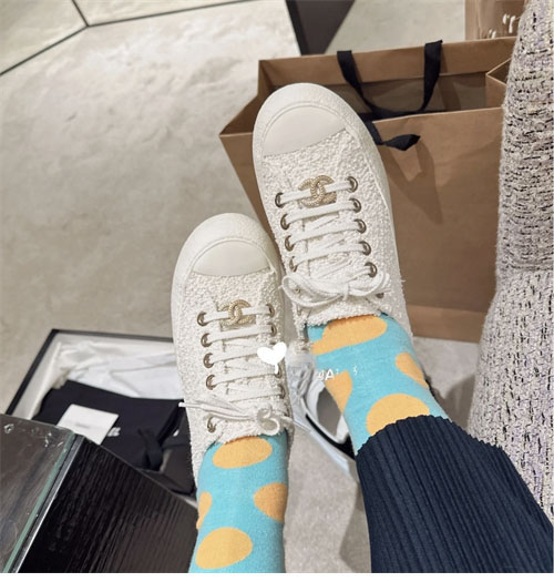 샤넬 샤넬 24P 트위드 골드 브로치 스니커즈 레플리카 1번 이미지 - 신발 | 세미샵 레플리카 사이트