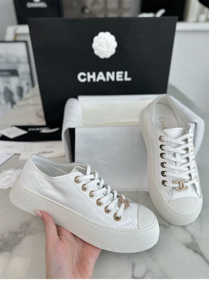 샤넬 샤넬 CC 로고 화이트 금장 팬던트 플랫폼 스니커즈 레플리카 5번 이미지 - 신발 | 세미샵 레플리카 사이트
