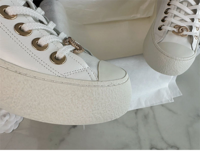 샤넬 샤넬 CC 로고 화이트 금장 팬던트 플랫폼 스니커즈 레플리카 4번 이미지 - 신발 | 세미샵 레플리카 사이트