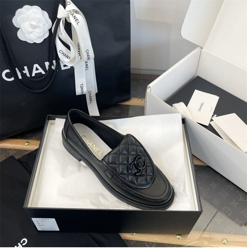 샤넬 샤넬 블랙 CC 로고 턴락 퀼팅 로퍼 레플리카 18번 이미지 - 신발 | 세미샵 레플리카 사이트