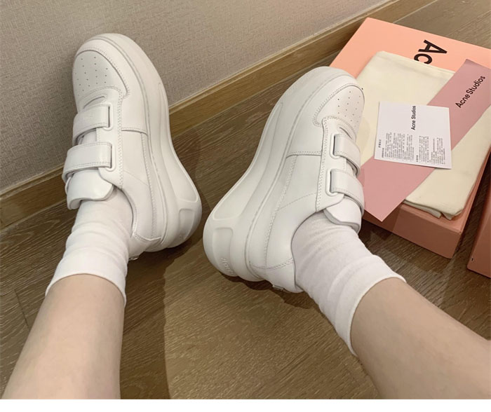 아크네 24FW 벨크로 스트랩 통굽 스니커즈 - 상세 이미지