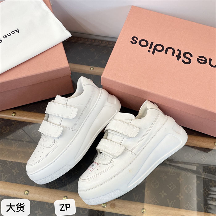 아크네 24FW 벨크로 스트랩 통굽 스니커즈 - 상세 이미지