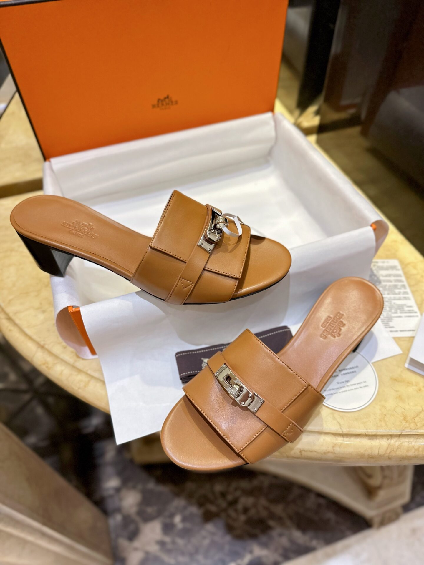 에르메스 우먼 브라운 GIGI 켈리 뮬 샌들 “35SIZE – 41SIZE” - 상세 이미지