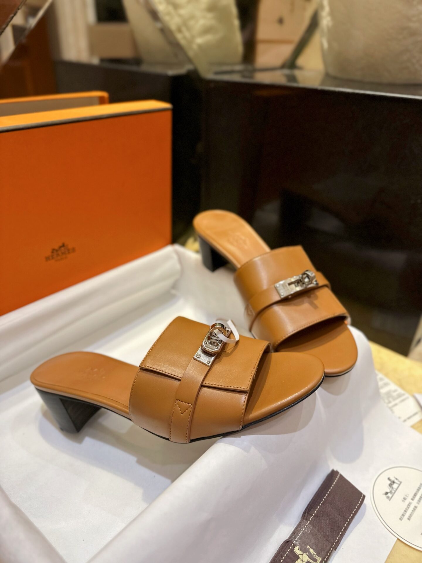 에르메스 우먼 브라운 GIGI 켈리 뮬 샌들 “35SIZE – 41SIZE” - 상세 이미지