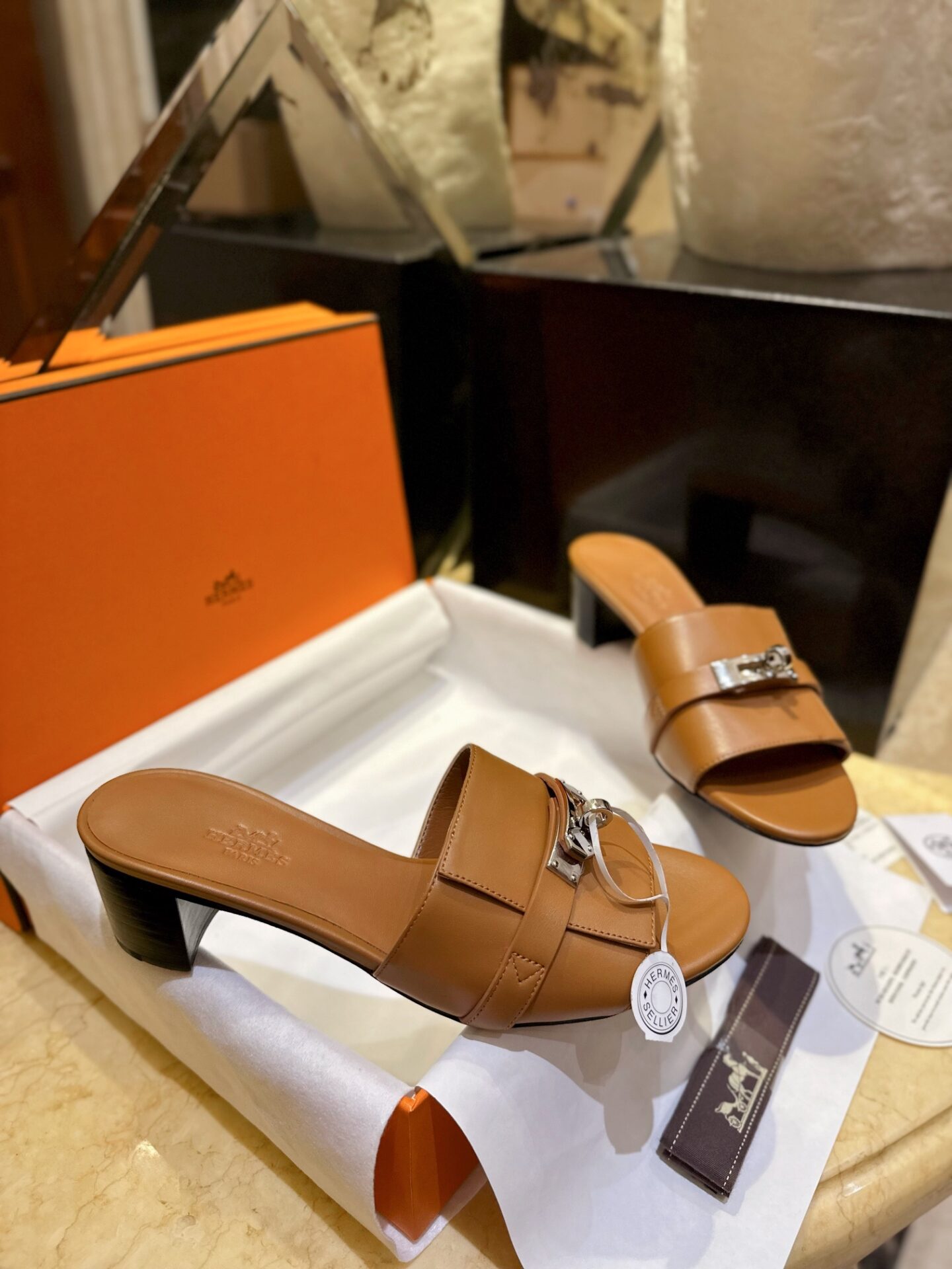 에르메스 우먼 브라운 GIGI 켈리 뮬 샌들 “35SIZE – 41SIZE” - 상세 이미지