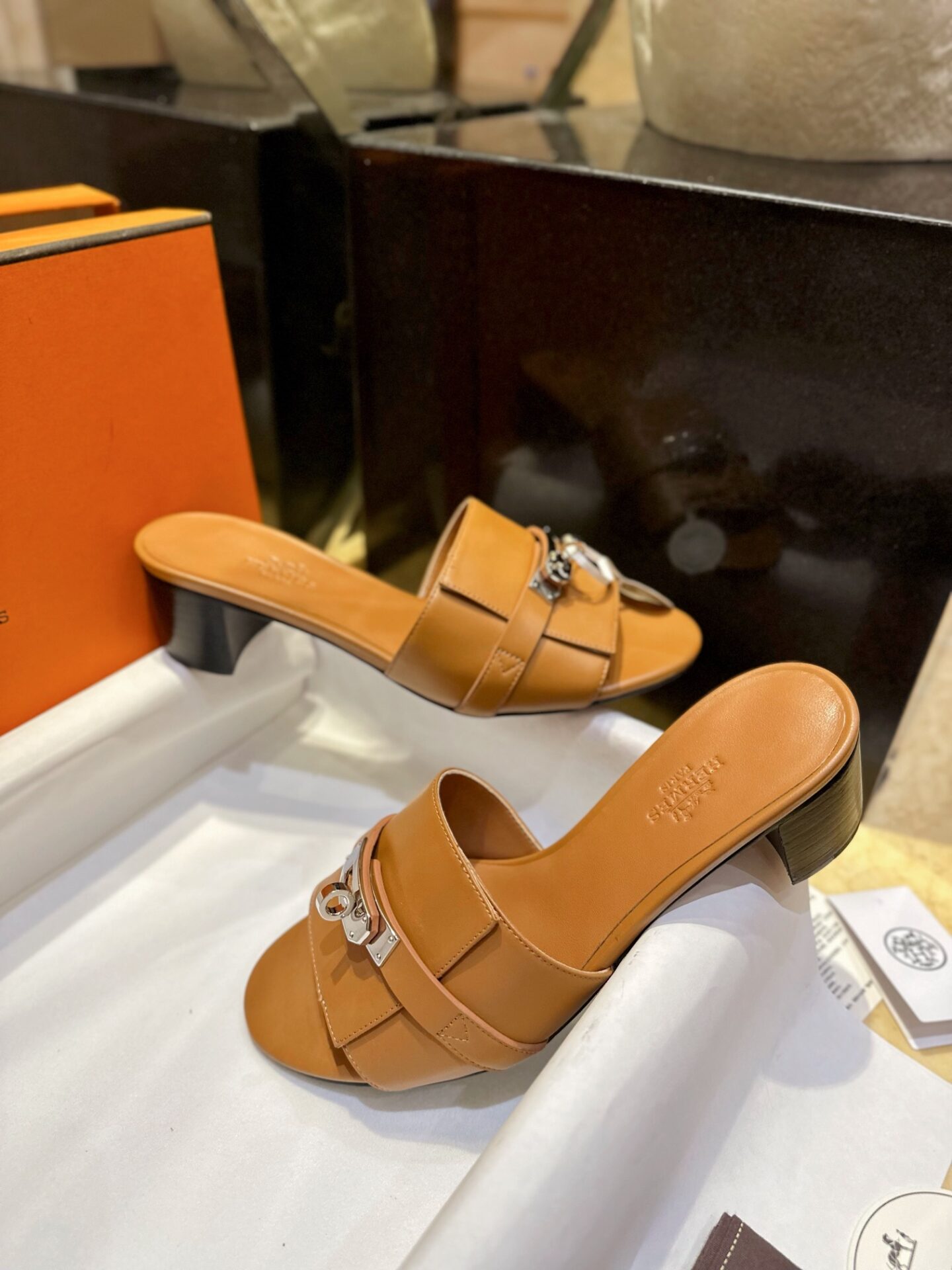 에르메스 우먼 브라운 GIGI 켈리 뮬 샌들 “35SIZE – 41SIZE” - 상세 이미지