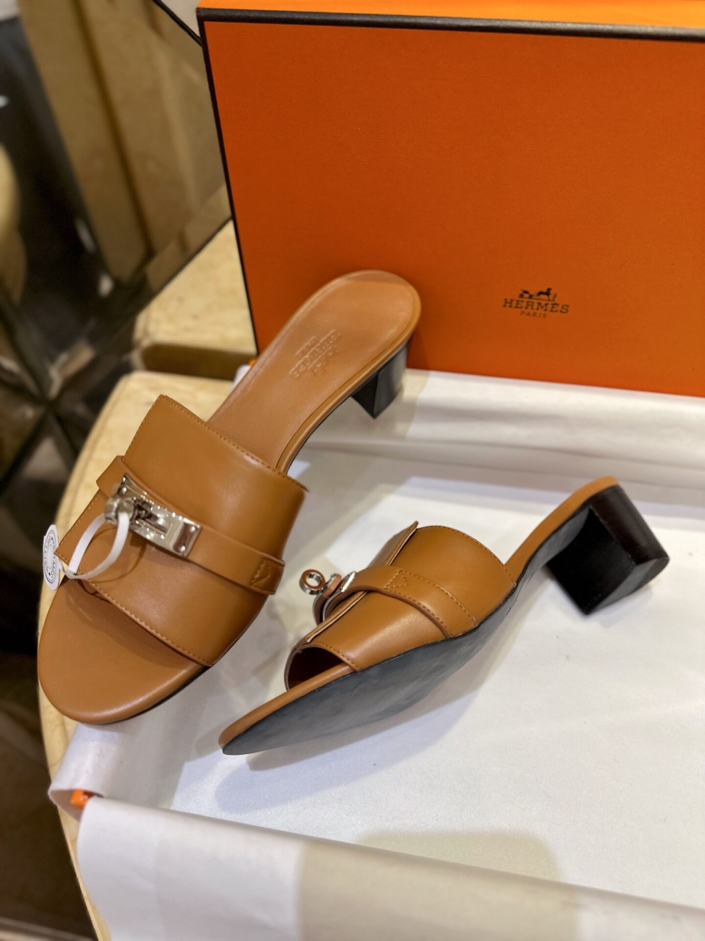 에르메스 우먼 브라운 GIGI 켈리 뮬 샌들 “35SIZE – 41SIZE” - 상세 이미지