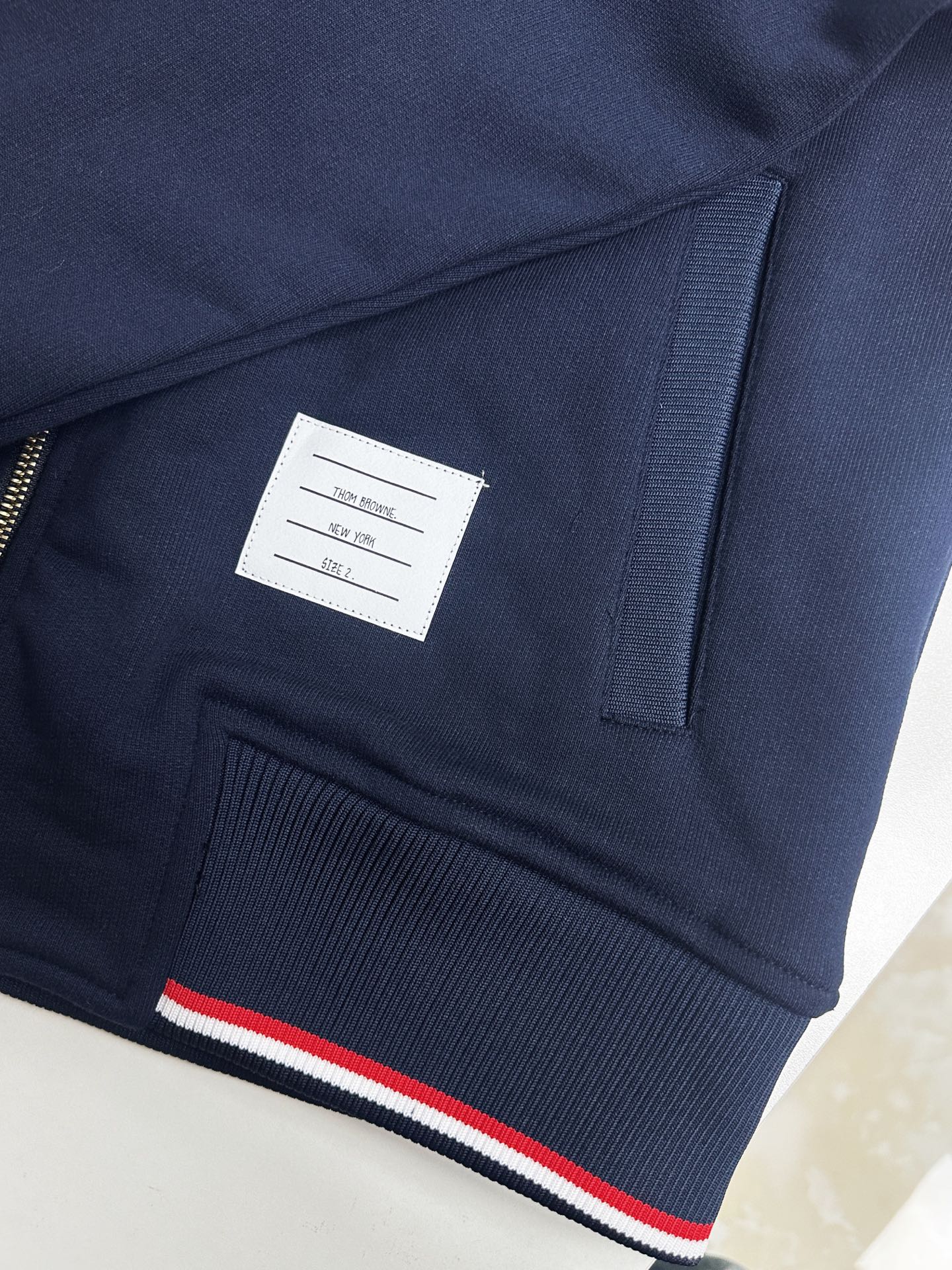 톰브라운 톰브라운 네이비 트리컬러 스트라이프 클래식 집업 후디 레플리카 6번 이미지 - 의류 | 세미샵 레플리카 사이트