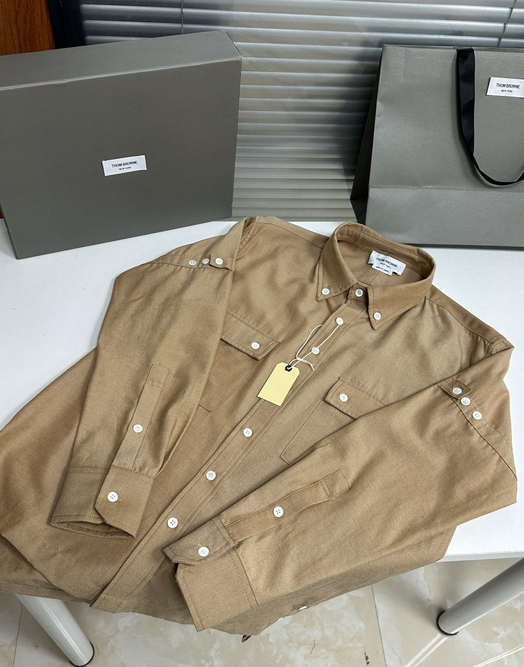 톰브라운 톰브라운 미디엄 웨이트 코튼 트윌 오버셔츠 " 2 Color " 레플리카 4번 이미지 - 의류 | 세미샵 레플리카 사이트