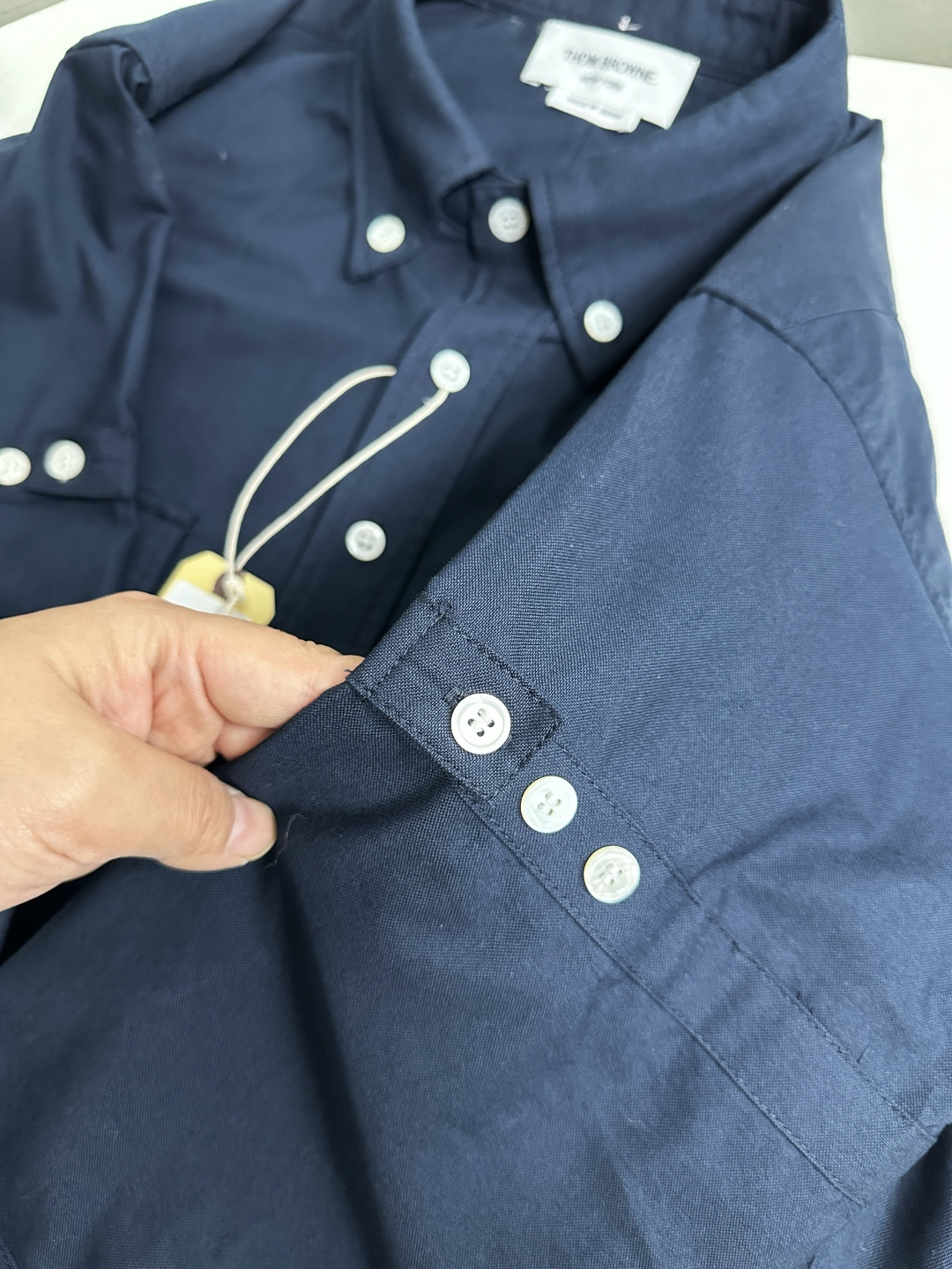 톰브라운 톰브라운 미디엄 웨이트 코튼 트윌 오버셔츠 " 2 Color " 레플리카 11번 이미지 - 의류 | 세미샵 레플리카 사이트