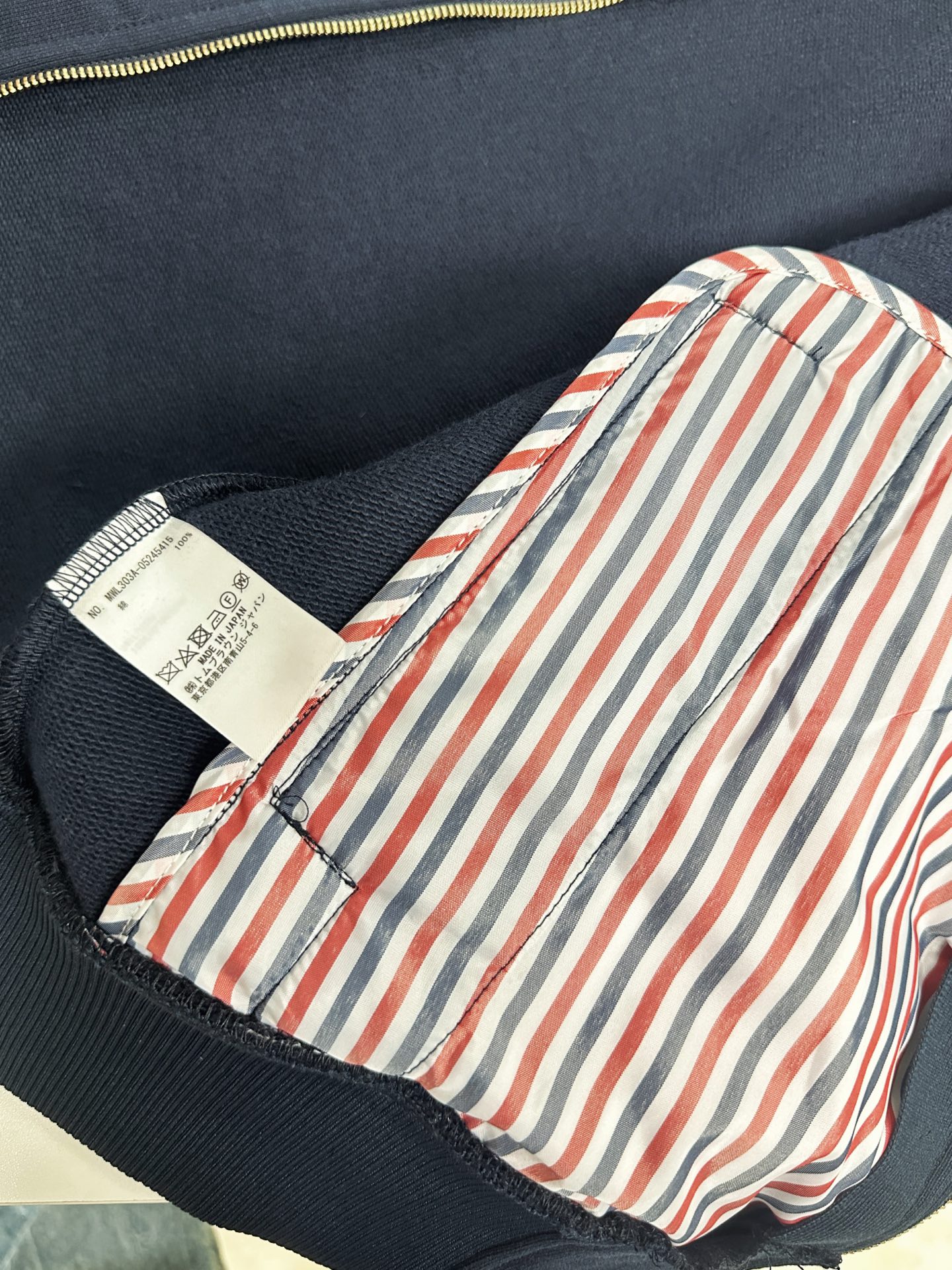 톰브라운 톰브라운 네이비 트리컬러 스트라이프 클래식 집업 후디 레플리카 7번 이미지 - 의류 | 세미샵 레플리카 사이트