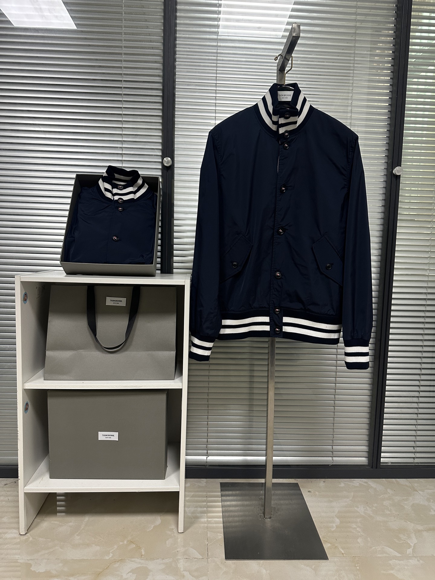 톰브라운 톰브라운 립 칼라 봄버 자켓 레플리카 4번 이미지 - 의류 | 세미샵 레플리카 사이트