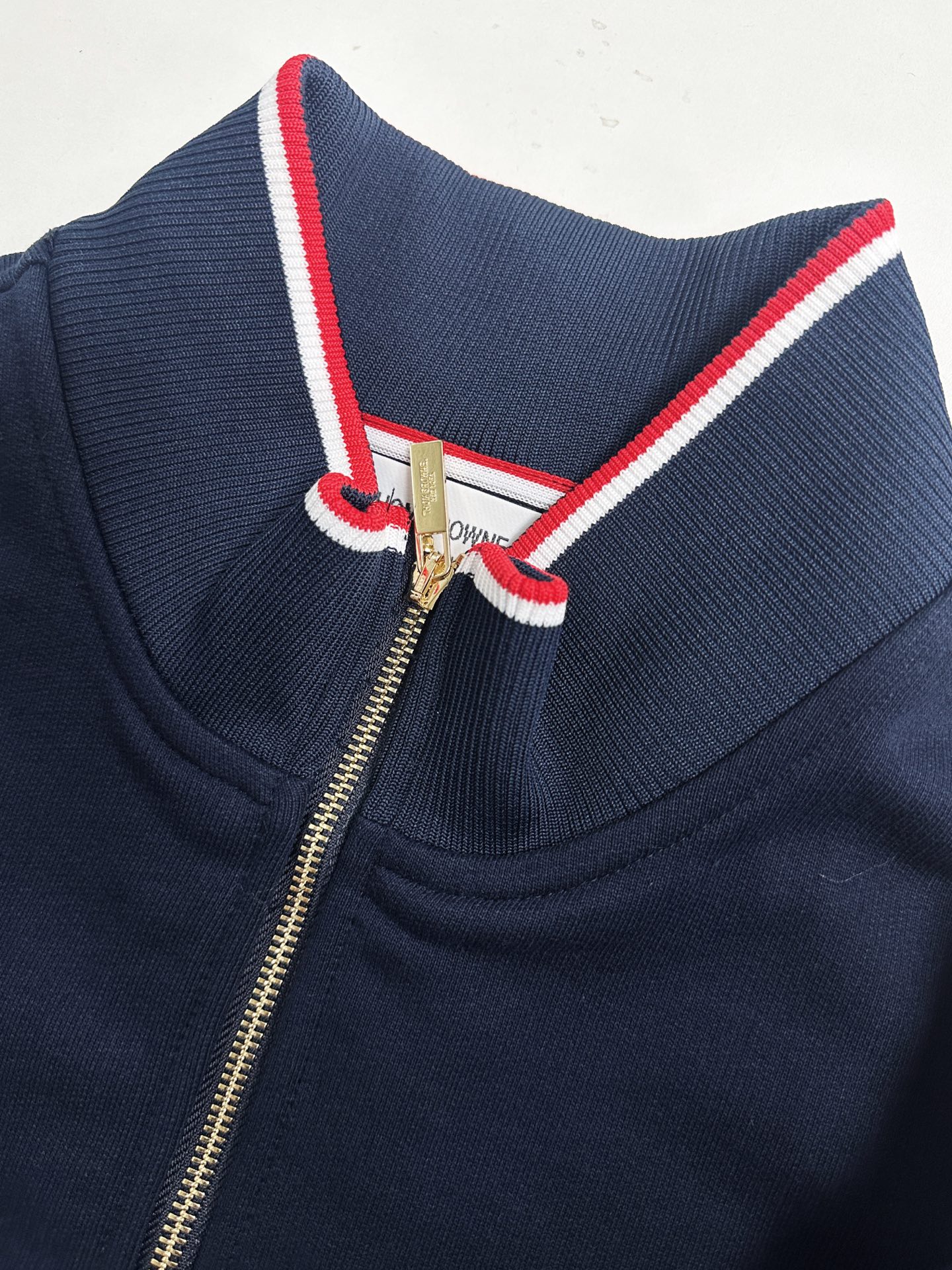 톰브라운 톰브라운 네이비 트리컬러 스트라이프 클래식 집업 후디 레플리카 5번 이미지 - 의류 | 세미샵 레플리카 사이트