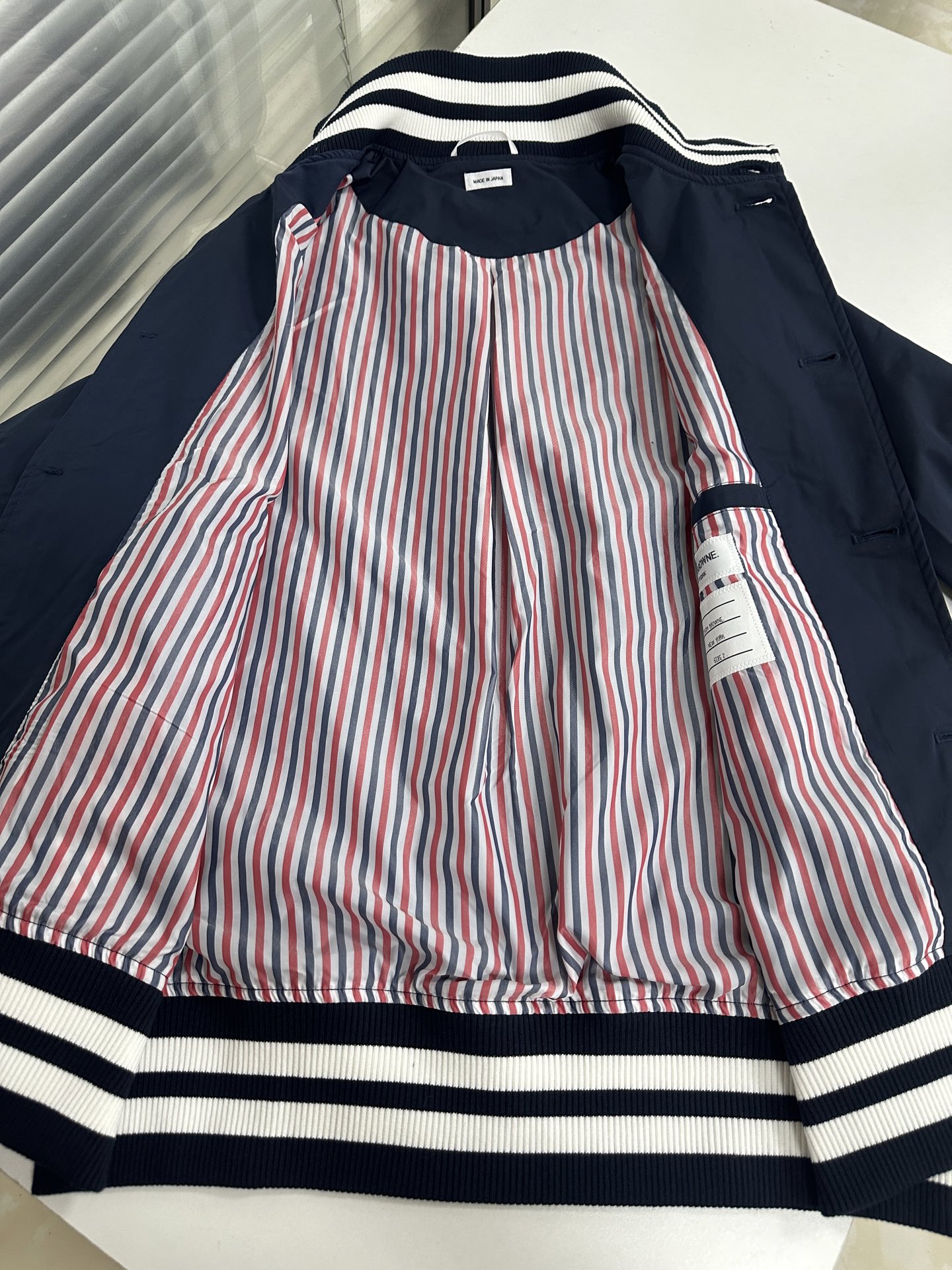 톰브라운 톰브라운 립 칼라 봄버 자켓 레플리카 5번 이미지 - 의류 | 세미샵 레플리카 사이트