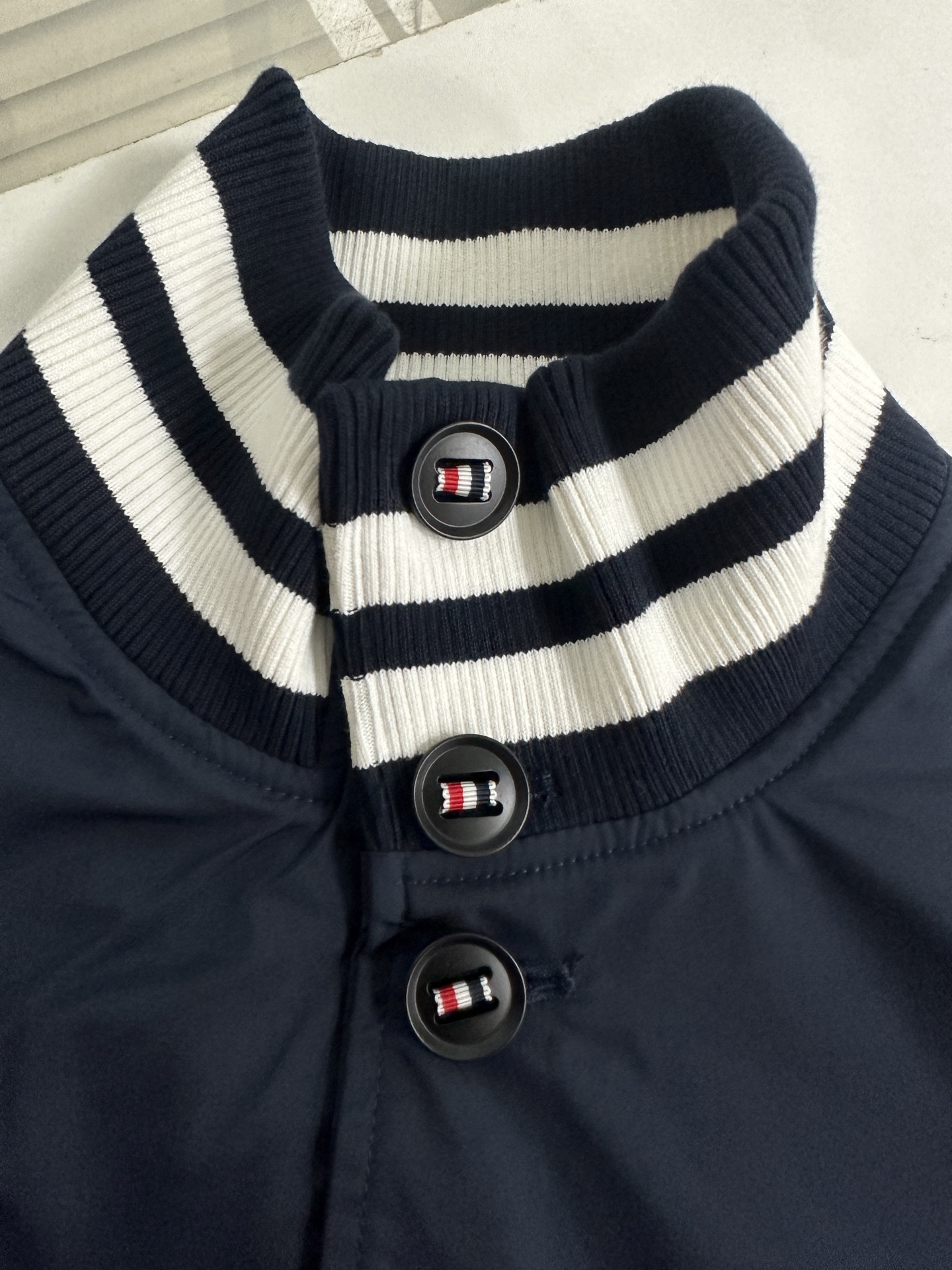 톰브라운 톰브라운 립 칼라 봄버 자켓 레플리카 7번 이미지 - 의류 | 세미샵 레플리카 사이트