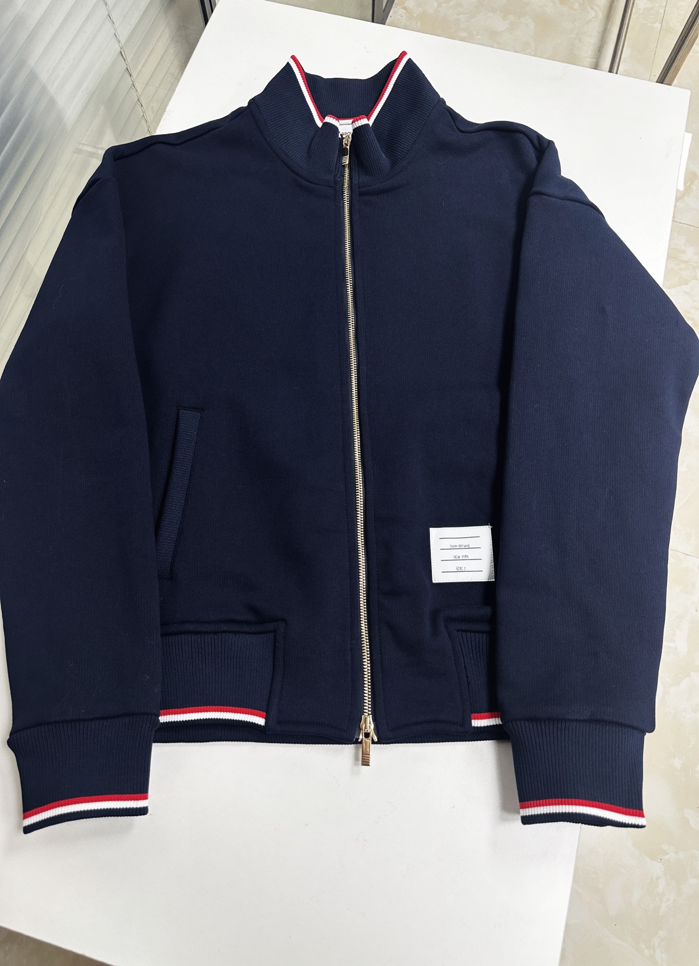 톰브라운 톰브라운 네이비 트리컬러 스트라이프 클래식 집업 후디 레플리카 4번 이미지 - 의류 | 세미샵 레플리카 사이트