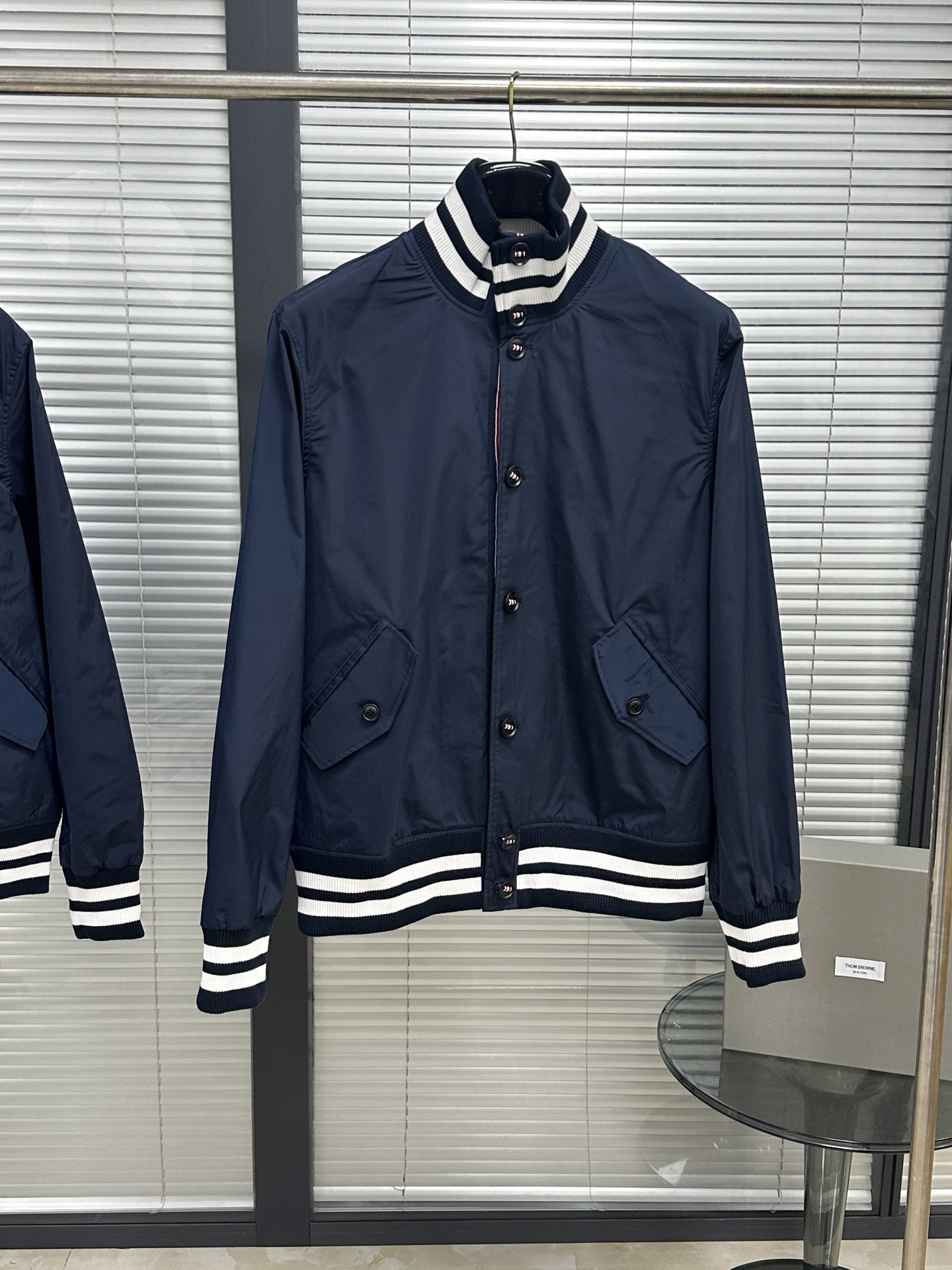 톰브라운 톰브라운 립 칼라 봄버 자켓 레플리카 1번 이미지 - 의류 | 세미샵 레플리카 사이트