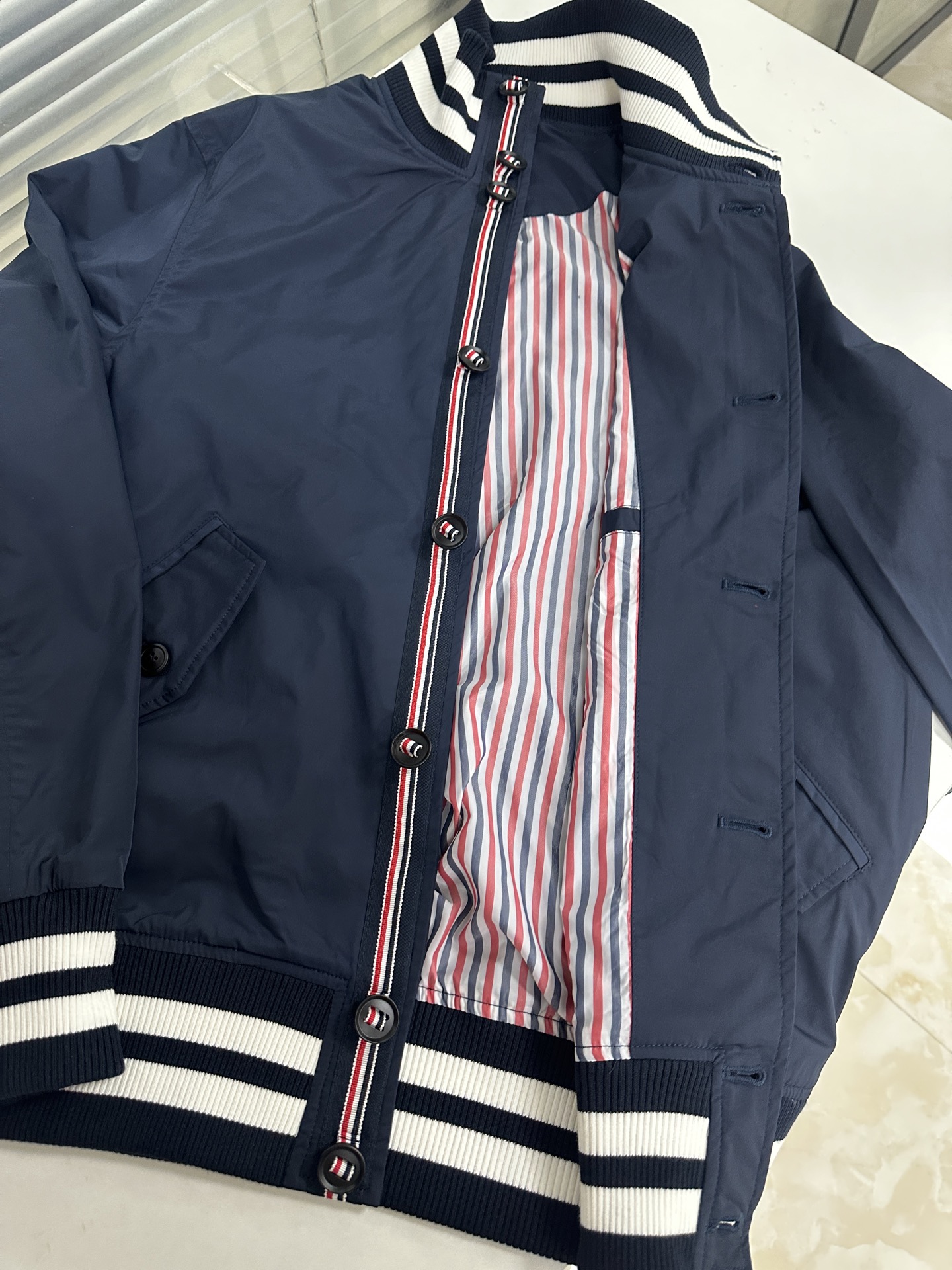 톰브라운 톰브라운 립 칼라 봄버 자켓 레플리카 6번 이미지 - 의류 | 세미샵 레플리카 사이트