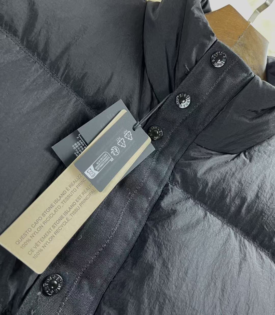 Stone Island 스톤아릴랜드 메탈 가먼트 다이 다운 베스트 레플리카 12번 이미지 - 의류 | 세미샵 레플리카 사이트