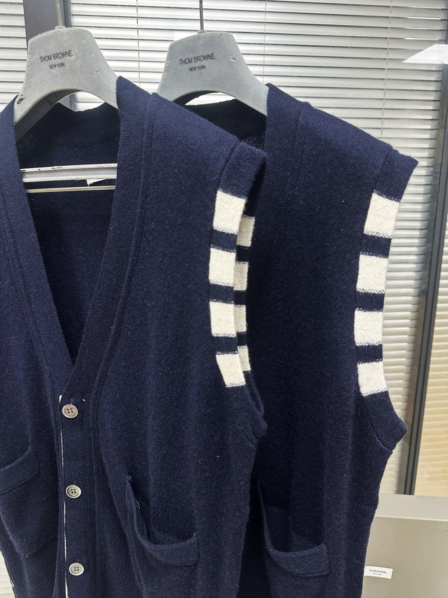 톰브라운 톰브라운 4-Bar 코튼 V넥 니트 베스트 레플리카 14번 이미지 - 의류 | 세미샵 레플리카 사이트