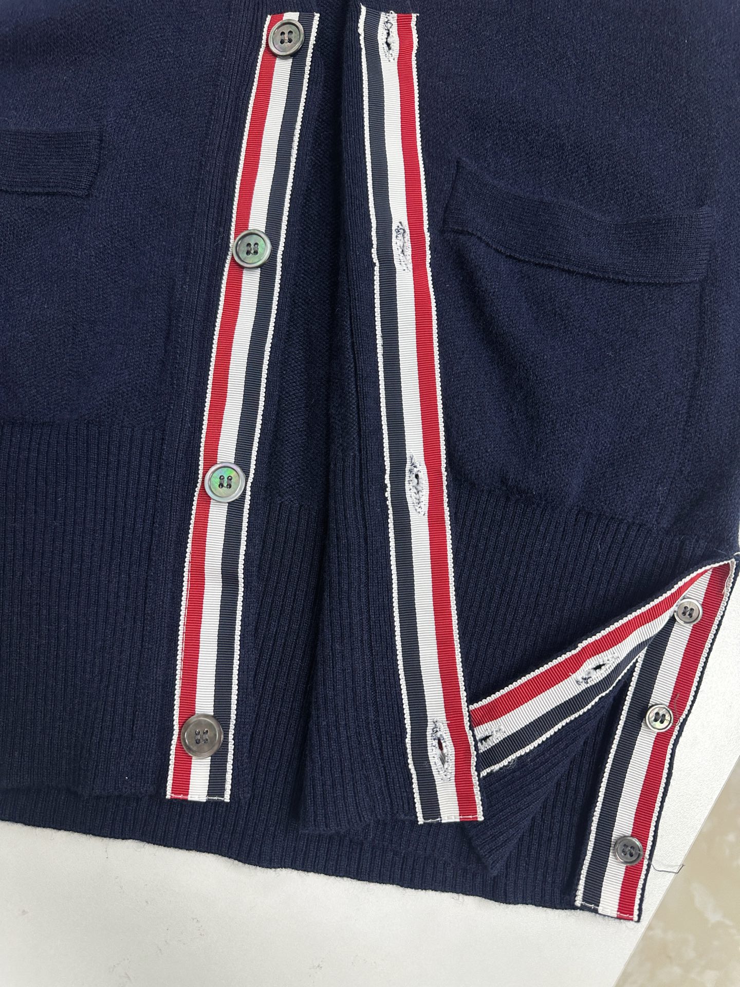 톰브라운 톰브라운 4-Bar 코튼 V넥 니트 베스트 레플리카 15번 이미지 - 의류 | 세미샵 레플리카 사이트