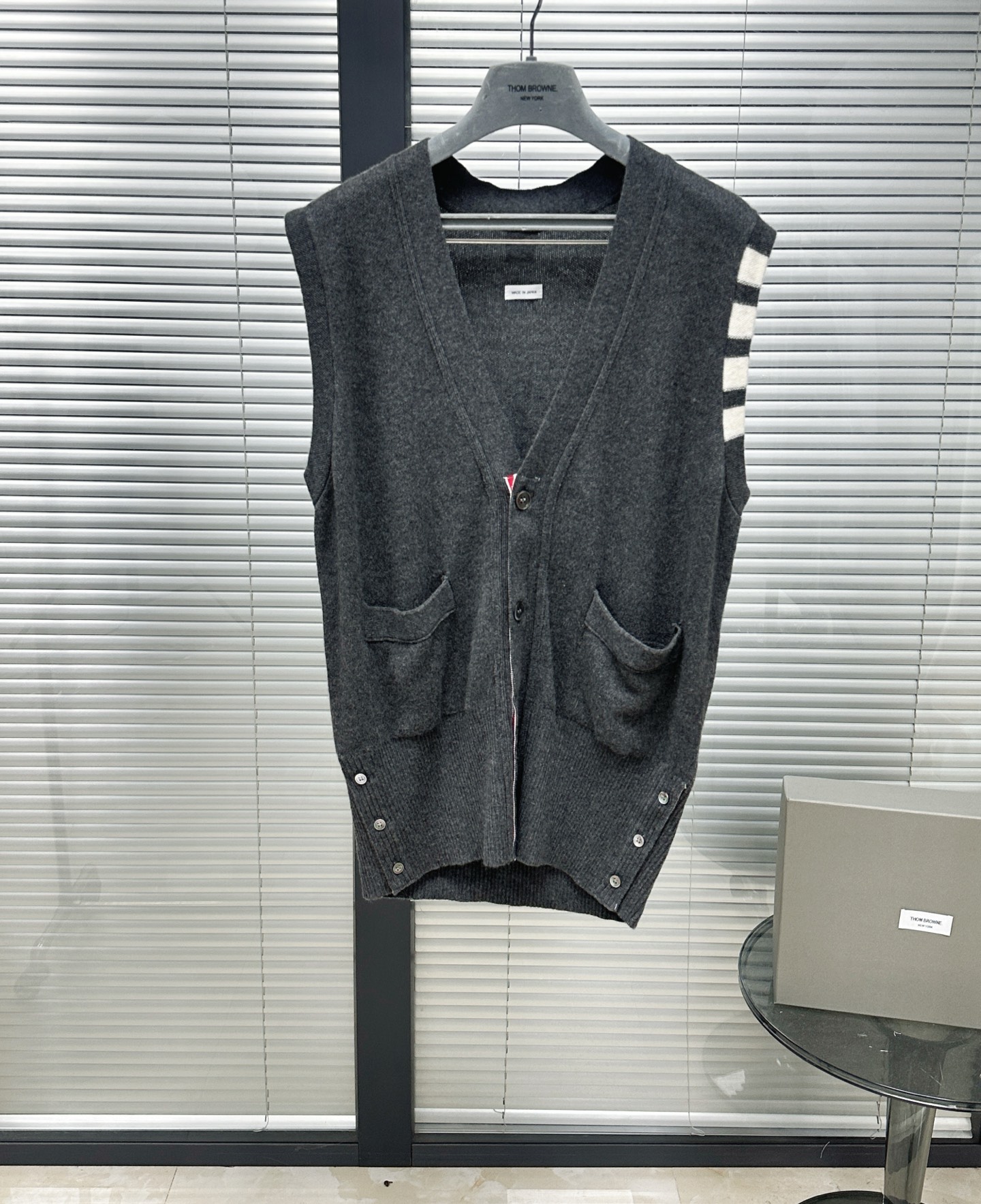 톰브라운 톰브라운 4-Bar 코튼 V넥 니트 베스트 레플리카 17번 이미지 - 의류 | 세미샵 레플리카 사이트