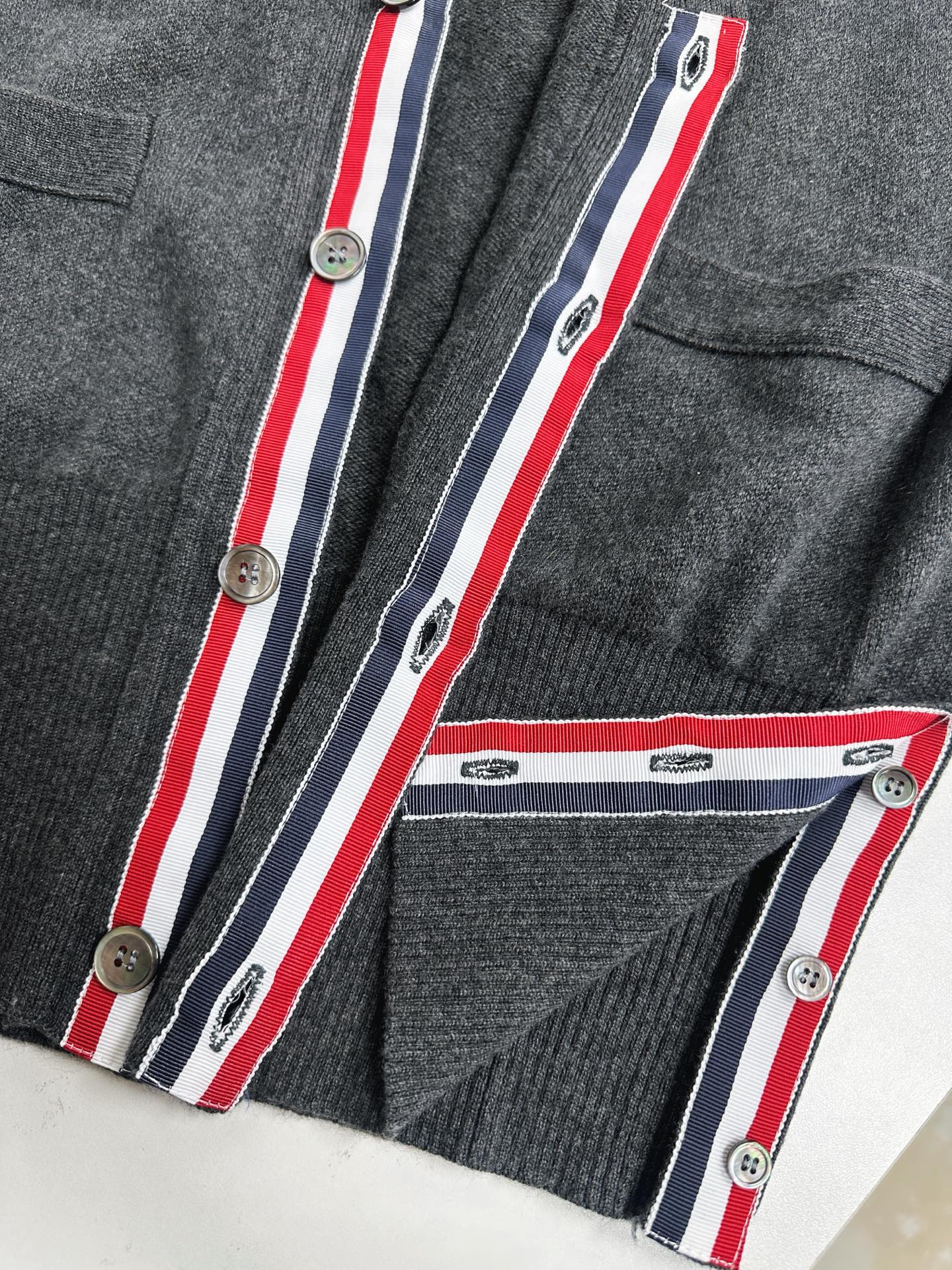 톰브라운 톰브라운 4-Bar 코튼 V넥 니트 베스트 레플리카 22번 이미지 - 의류 | 세미샵 레플리카 사이트