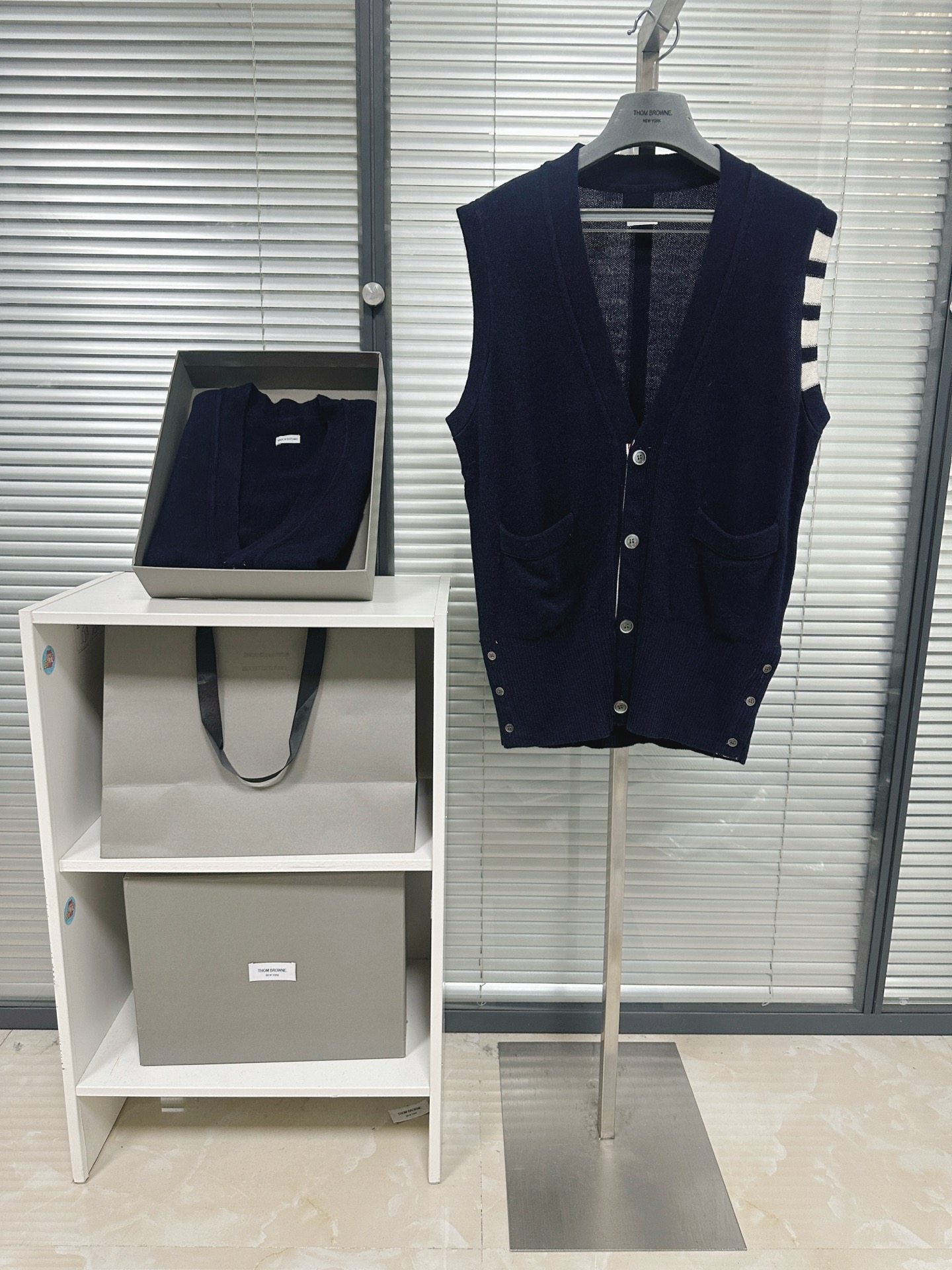 톰브라운 톰브라운 4-Bar 코튼 V넥 니트 베스트 레플리카 12번 이미지 - 의류 | 세미샵 레플리카 사이트