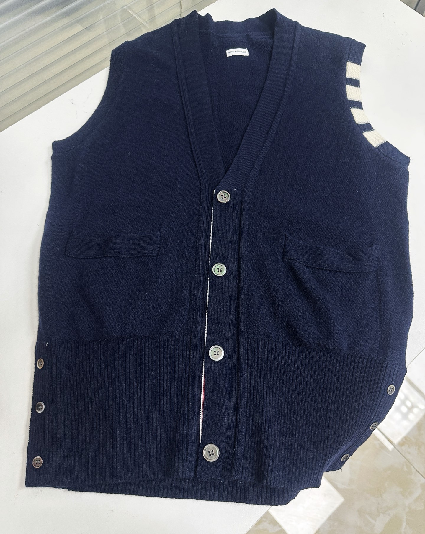 톰브라운 톰브라운 4-Bar 코튼 V넥 니트 베스트 레플리카 13번 이미지 - 의류 | 세미샵 레플리카 사이트