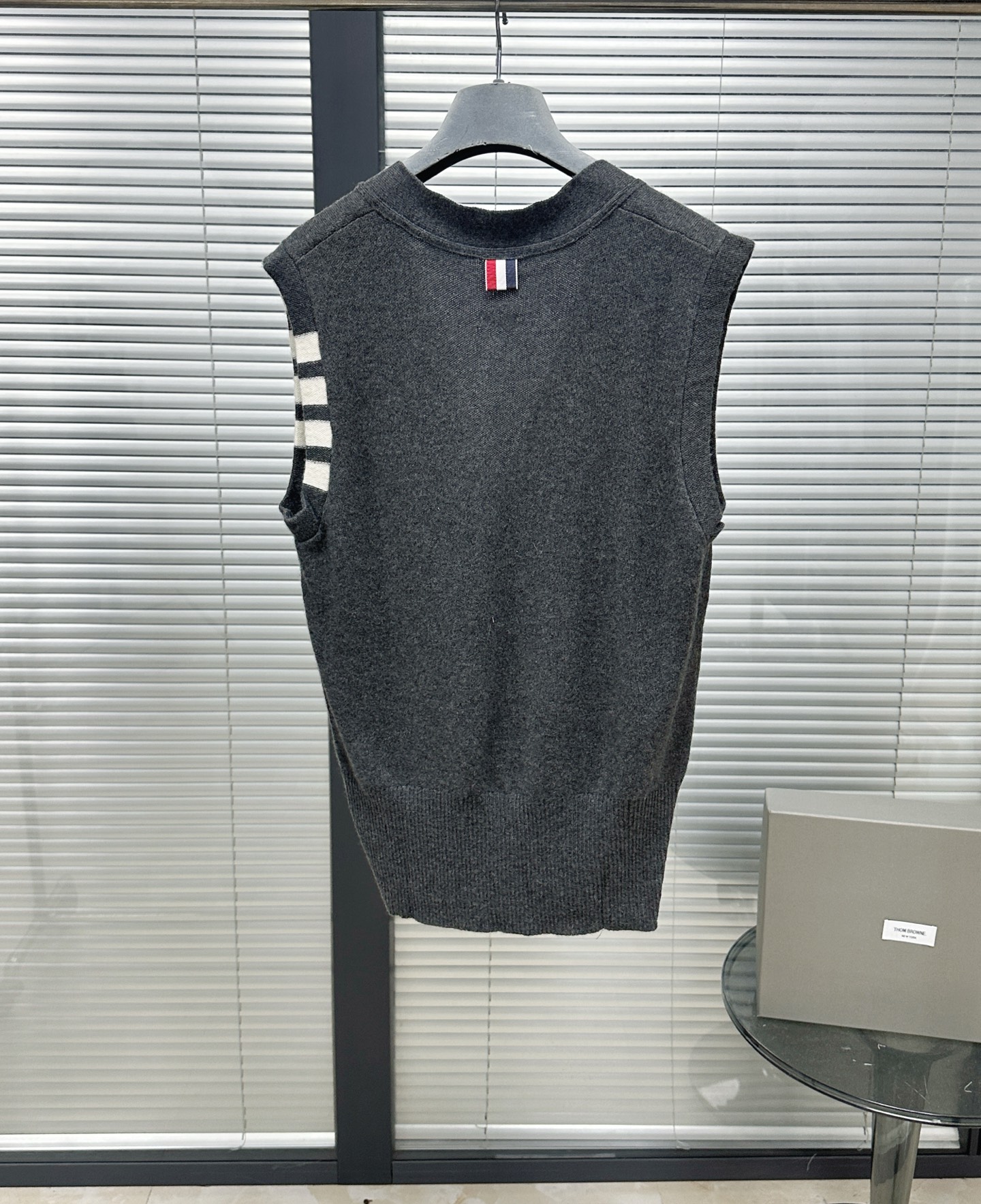 톰브라운 톰브라운 4-Bar 코튼 V넥 니트 베스트 레플리카 18번 이미지 - 의류 | 세미샵 레플리카 사이트