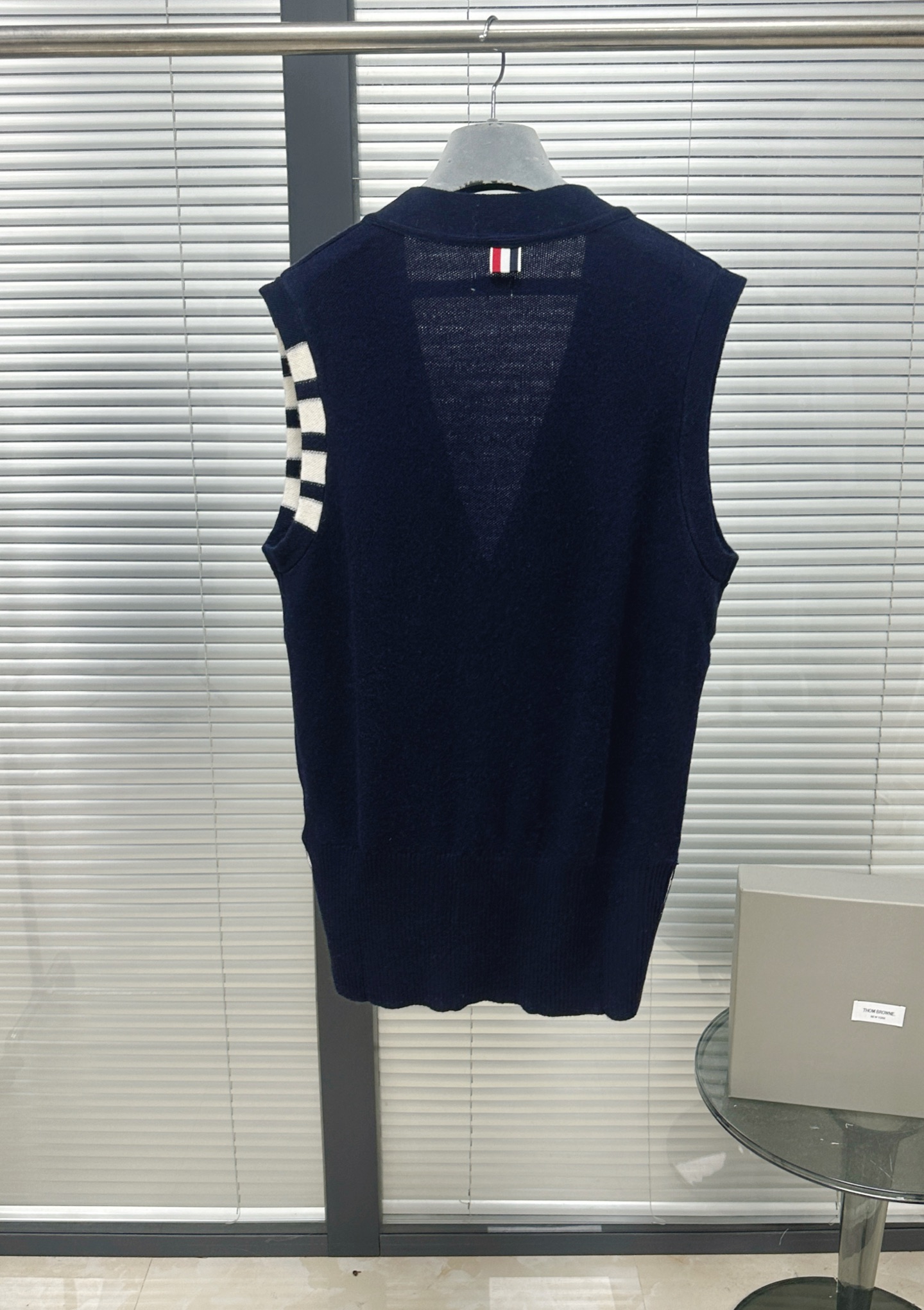 톰브라운 톰브라운 4-Bar 코튼 V넥 니트 베스트 레플리카 11번 이미지 - 의류 | 세미샵 레플리카 사이트