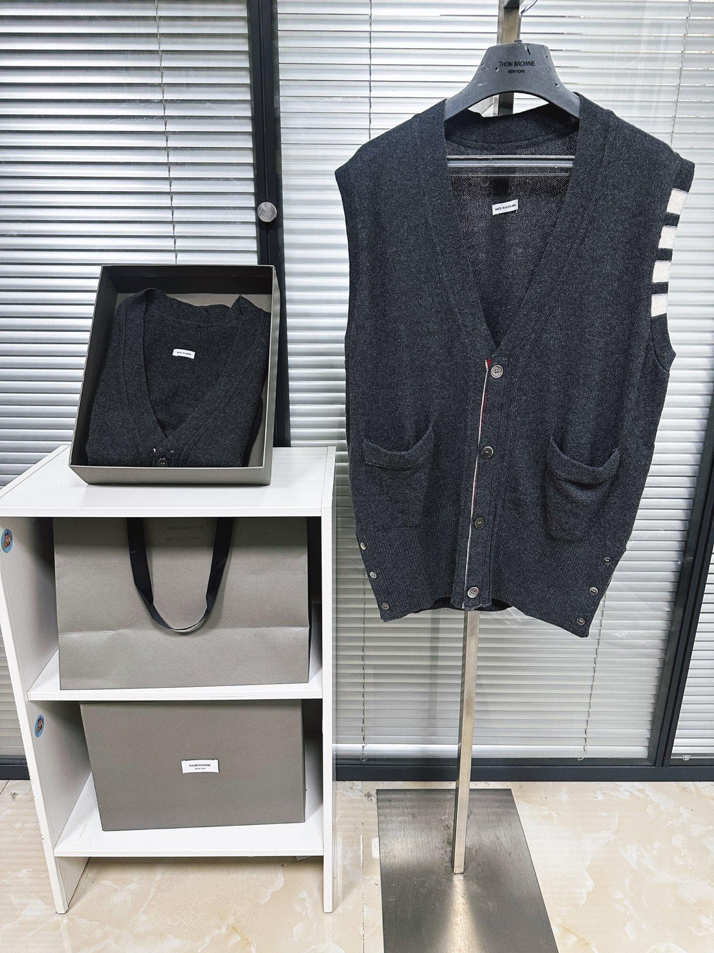 톰브라운 톰브라운 4-Bar 코튼 V넥 니트 베스트 레플리카 19번 이미지 - 의류 | 세미샵 레플리카 사이트