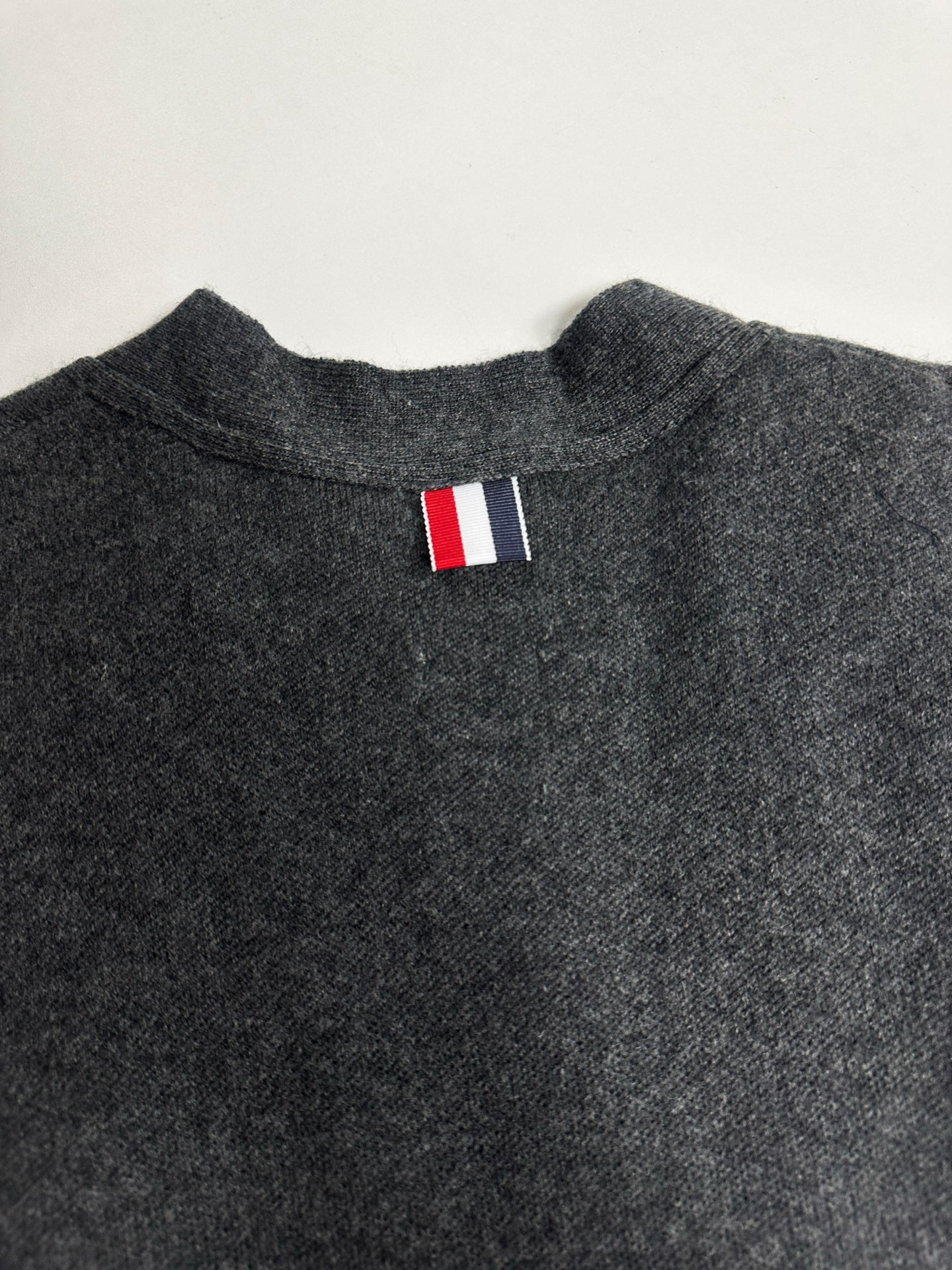 톰브라운 톰브라운 4-Bar 코튼 V넥 니트 베스트 레플리카 21번 이미지 - 의류 | 세미샵 레플리카 사이트