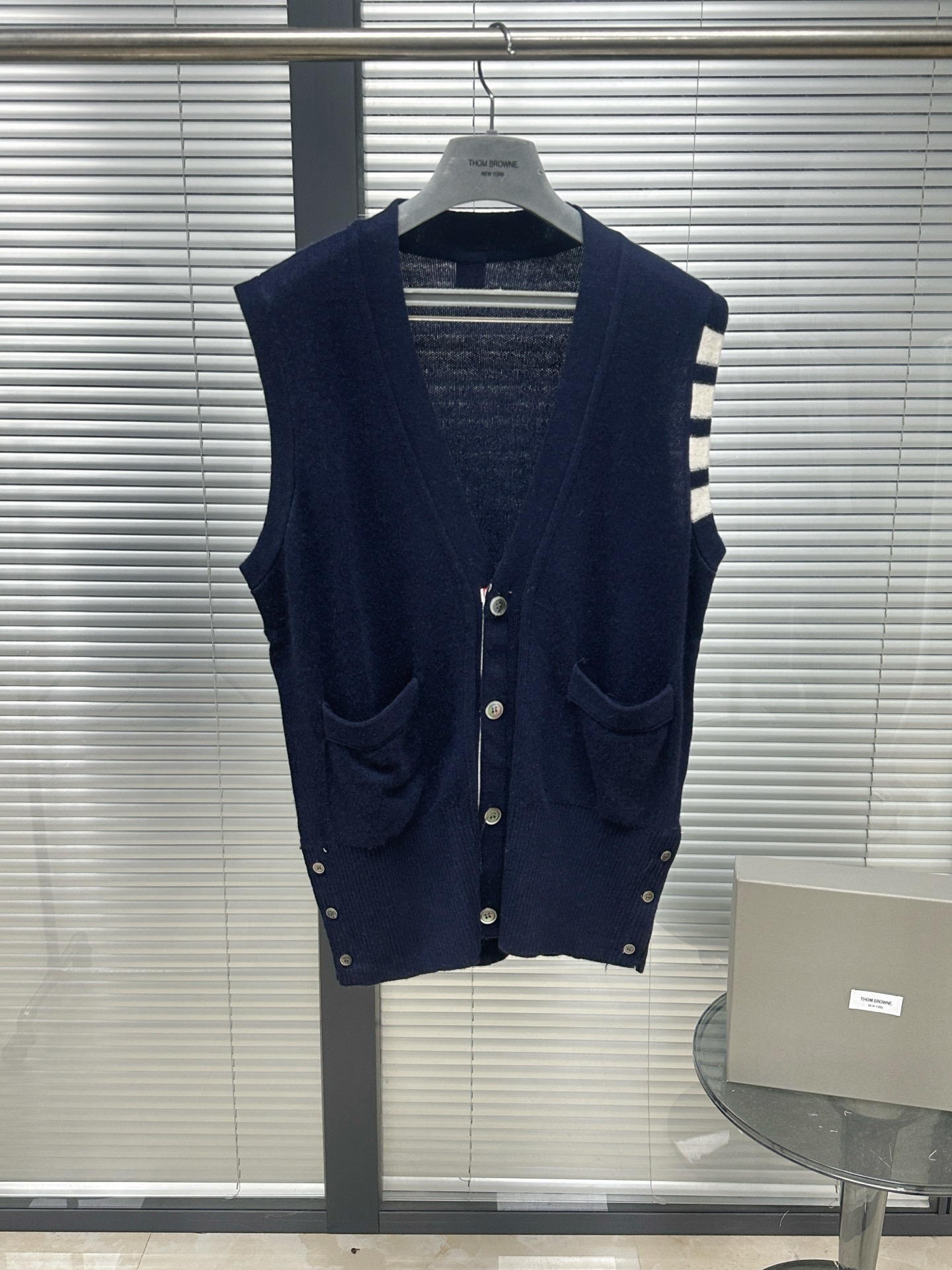 톰브라운 톰브라운 4-Bar 코튼 V넥 니트 베스트 레플리카 10번 이미지 - 의류 | 세미샵 레플리카 사이트