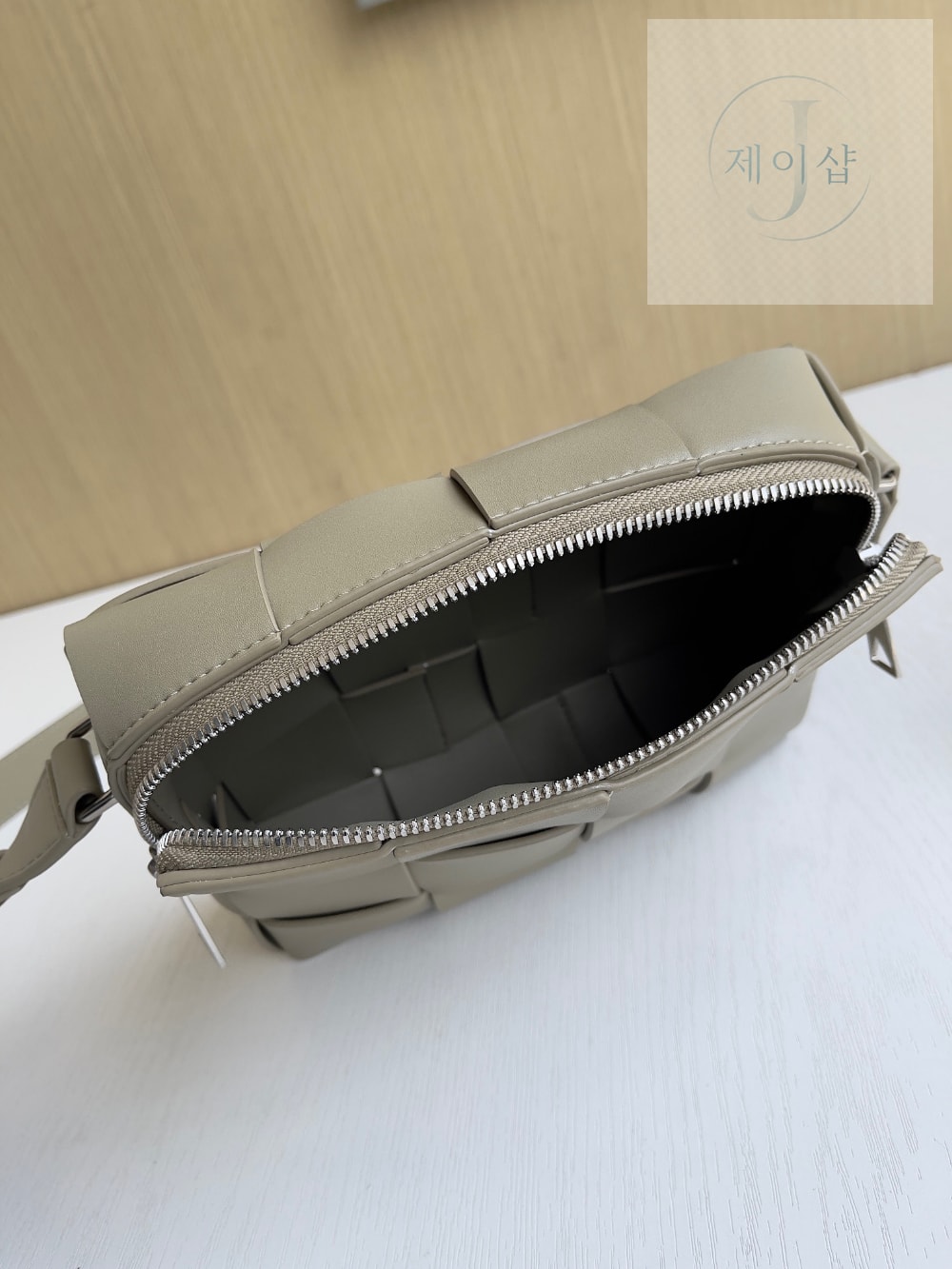 Bottega Veneta Cassette Camera Bag - 상세 이미지