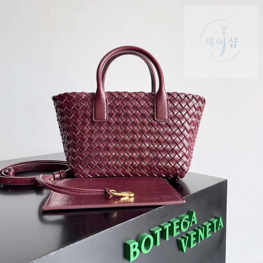 Bottega Veneta Cava Crocodile