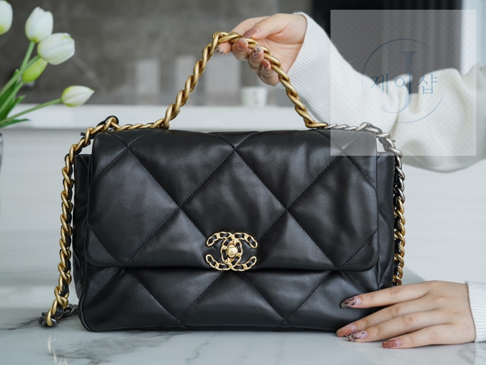 Chanel 19 Large