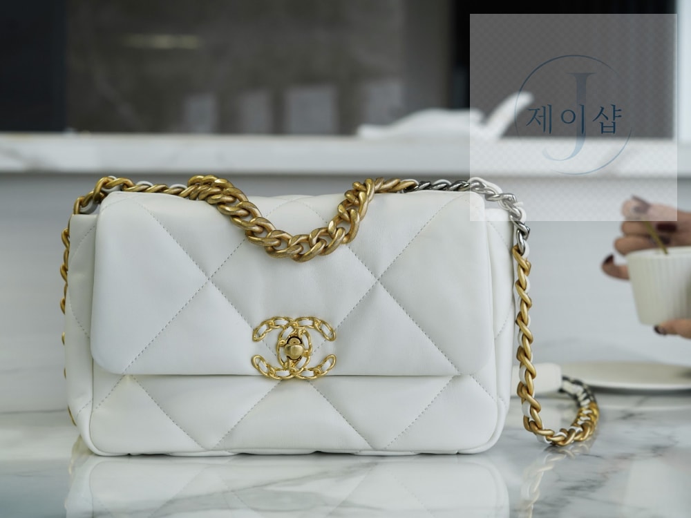 Chanel 19 Medium