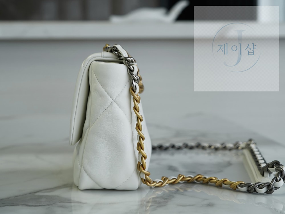 Chanel 19 Medium - 상세 이미지