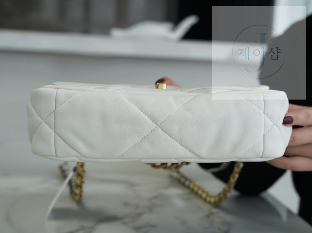 Chanel 19 Medium - 상세 이미지