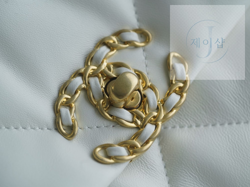 Chanel 19 Medium - 상세 이미지